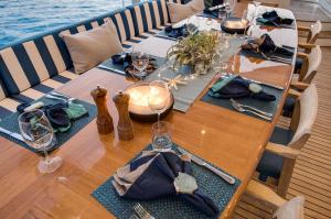 sailboat_p77-93 dinner